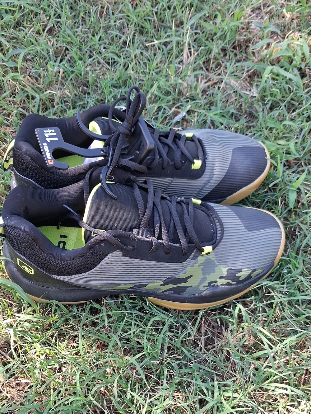 AND1 Men's Low-Top Athletic Shoes in Black and Green Camo with Gum Sole